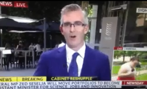 Captan el momento en que una mujer se teletransporta en una transmisión en vivo