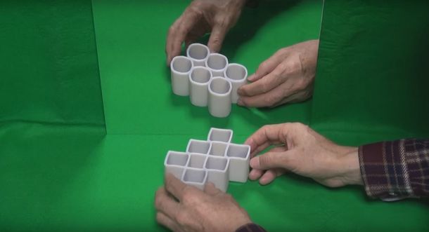 Ilusión óptica: figuras que cambian de forma al reflejarse en un espejo