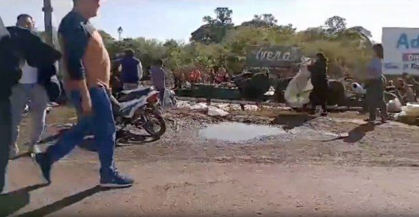 VIDEO: Volcó un camión con gaseosas en Corrientes y los vecinos se llevaron toda la mercadería