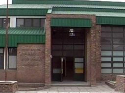 amonestaron a su hijo y fue a golpear a la directora amonestaron a su hijo y fue a golpear a la directora