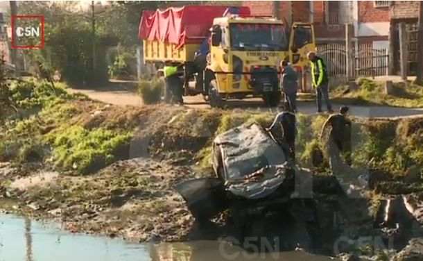 Un auto cayó a un arroyo en Quilmes: el conductor estaría borracho
