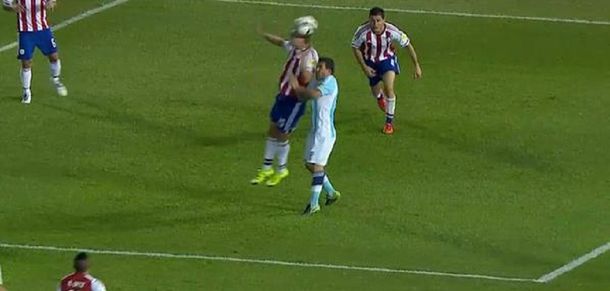 ¿Era penal? Mirá el codazo que le cortó la nariz a Tevez