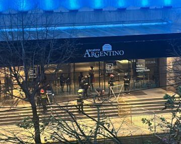 La Plata: se voló una placa del techo en la salida del Teatro Argentino