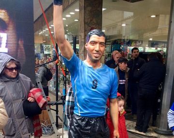 ¿Se parece? Inauguraron una estatua a tamaño real de Luis Suárez en Uruguay
