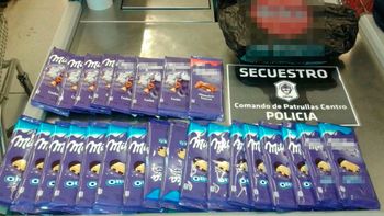 por golosa: quiso robarse 25 chocolates de un supermercado y termino detenida por golosa: quiso robarse 25 chocolates de un supermercado y termino detenida