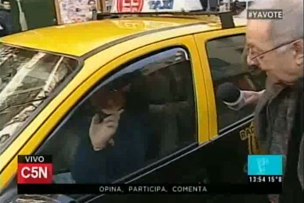 Taxista violento: chocó un auto, le pegó a un hombre mayor y lo tiró a la calle