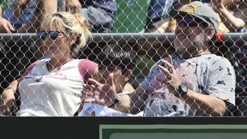 Maradona vivió con euforia los partidos de la Copa Davis Maradona vivió con euforia los partidos de la Copa Davis