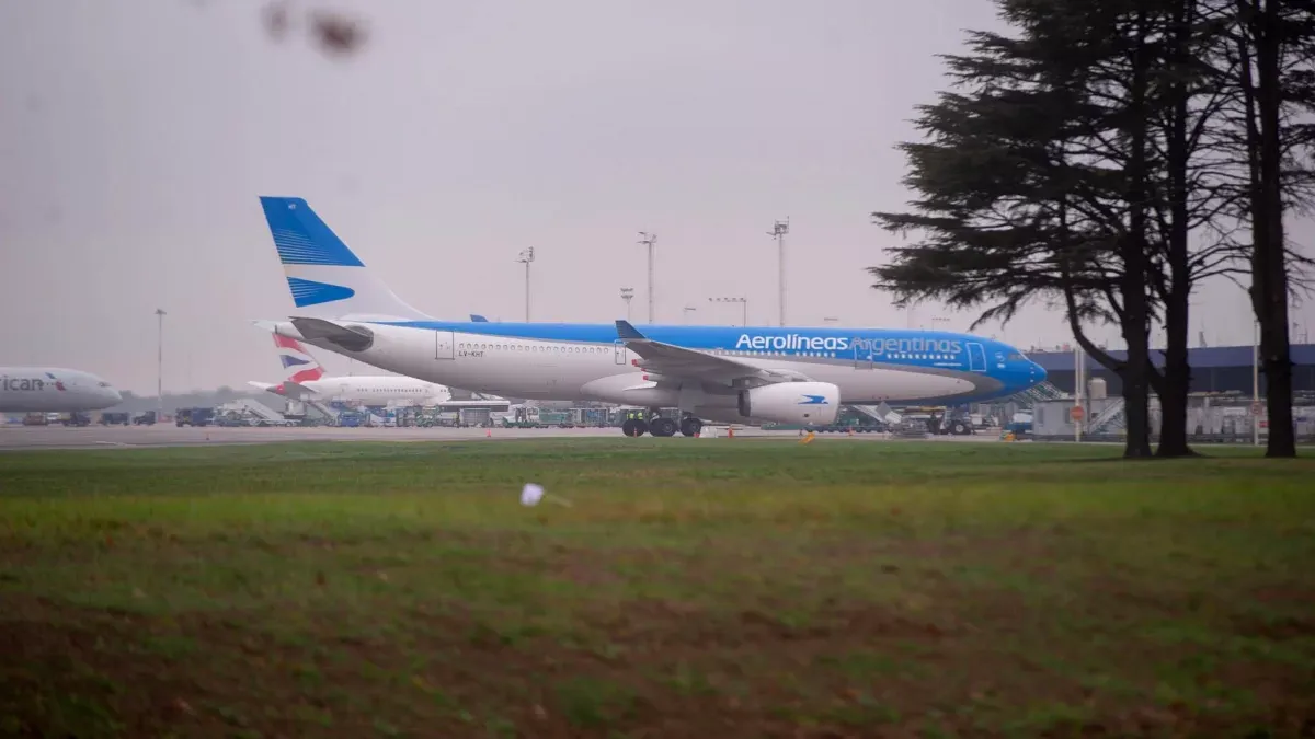 Detuvieron A Una Azafata De Aerolíneas Argentinas Por La Amenaza De Bomba En El Vuelo A Miami 6331