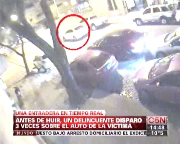 Video: empresario asaltado espanta a los delincuentes chocándolos