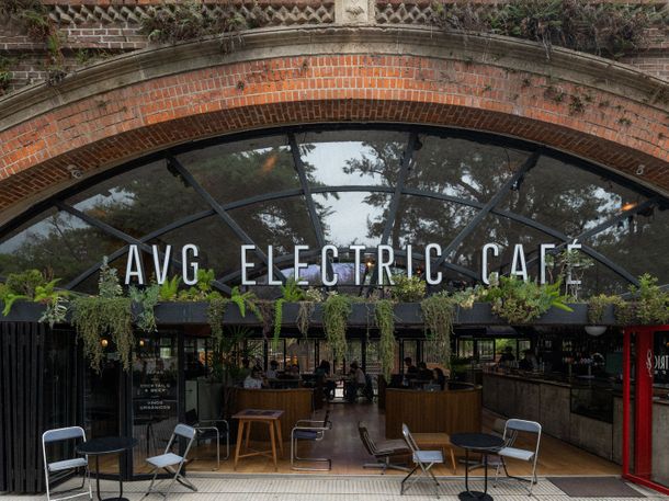 Cocina creativa, vinilos y coctelería de autor en un pulmón de la ciudad