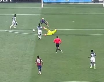 El delantero estadounidense vuela por los aires...y sólo fue amarilla