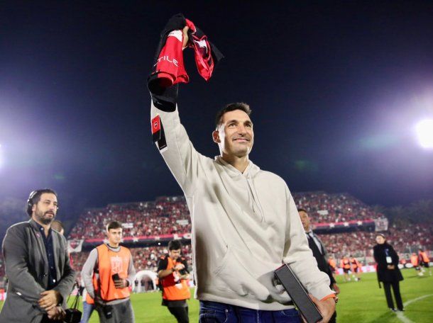 Newells homenajeó a Lionel Scaloni en su cancha tras ganar la Copa América 2024
