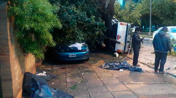 Tragedia familiar en Córdoba: madre e hija chocaron contra un poste y murieron
