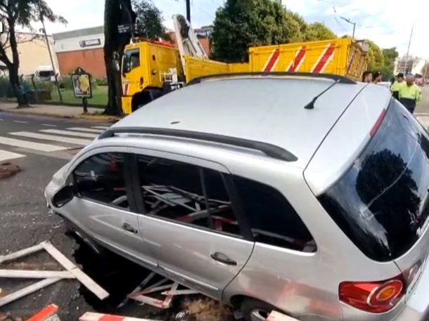 Barracas: un auto cayó dentro de un cráter