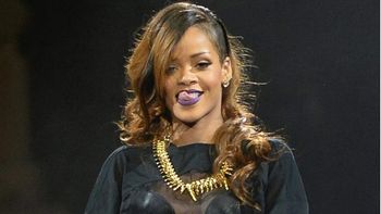 polemica cantante realizo gestos obscenos arriba del escenario