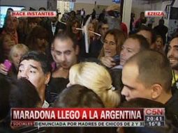 Maradona llegó a Ezeiza con su novia, Rocío Oliva
