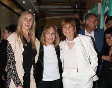 Karina Milei y Bullrich disfrutaron de una noche de teatro en la calle Corrientes
