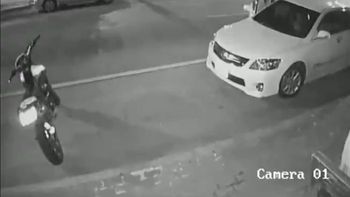 Se bajó sin mirar por el espejo y una moto lo atropelló Se bajó sin mirar por el espejo y una moto lo atropelló