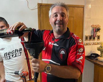 Tomó vino con su abuelo muerto para celebrar a Colón campeón