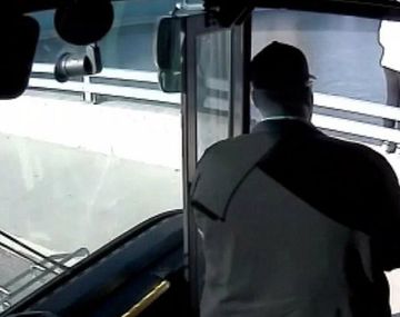 El chofer paró en su recorrido y evitó una tragedia