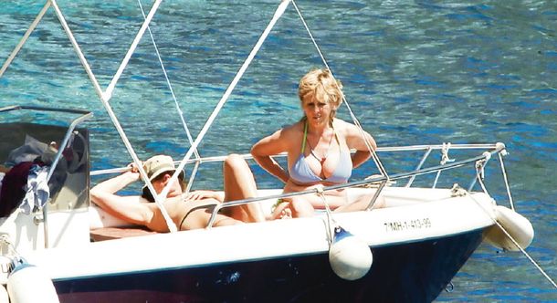 Una periodista fue sorprendida en topless en un velero