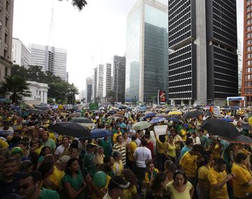 Rousseff llama al diálogo luego de las masivas marchas en su contra