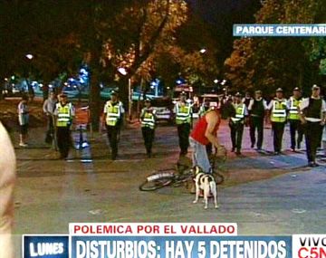 Veinte detenidos por incidentes en Parque Centenario