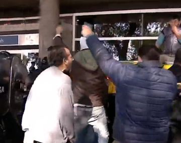 Tensión en Aeroparque: buscan desalojar a los taxistas