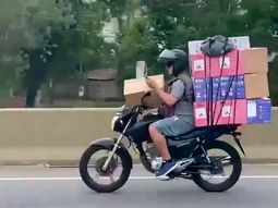 VIDEO: Manejaba su moto con varias cajas encima y mirando su celular en plena autopista