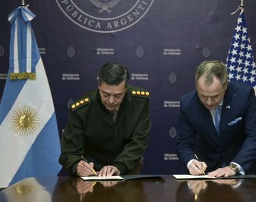 Ministro Carlos Presti y embajador Peter Lamelas.