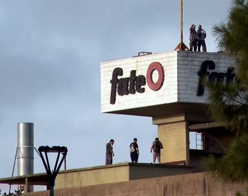 Tensión en FATE: demoraron al titular del Sindicato del Neumático y hay trabajadores en el techo de la fábrica