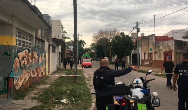 Tolosa: un hombre mató a su hijastro de 10 años, hirió a su pareja y se atrincheró