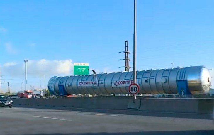 Caos en la Autopista Bs.As.-La Plata por el traslado de un tanque de destilación
