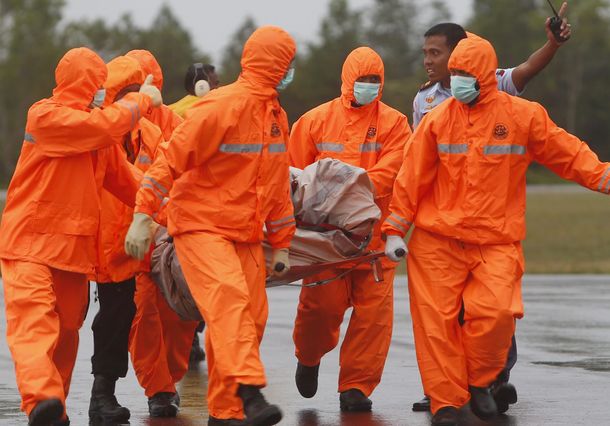 Ya llevan recuperados 34 cuerpos del avión de AirAsia accidentado hace una semana