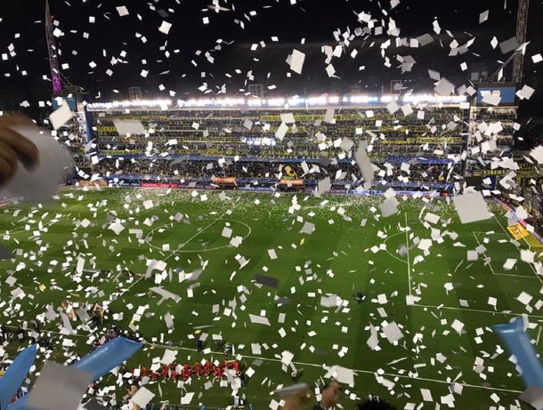 Por los papelitos, se demoró el inicio del Boca - River