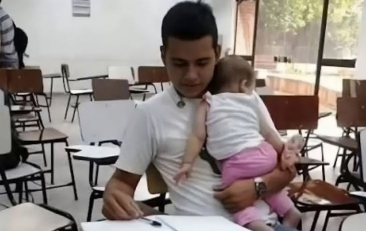 Un joven de 22 años contó que va a la universidad con su beba de 7 meses y lo fulminaron en las redes