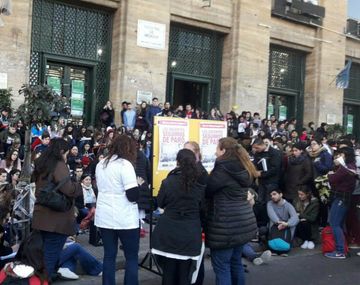 Clases públicas en la vereda de la Facultad de Medicina en Buenos Aires