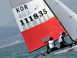 El bote que dirige Lee Jae-Cheol El bote que dirige Lee Jae-Cheol