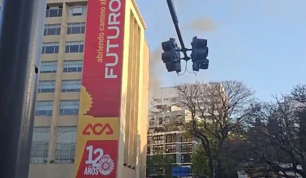 Incendio en el edificio del Automóvil Club Argentino: Bomberos y el SAME trabajan en el lugar