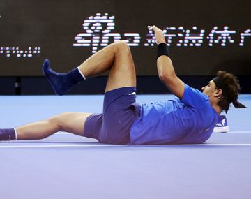 Insólito: a Rafa Nadal se le salió una zapatilla y se dio un terrible golpe