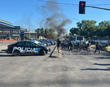 Rosario: corte de tránsito y sirenazo por reclamos policiales
