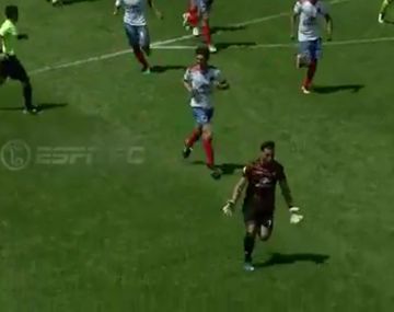 Heroico: el arquero de Tigre le empató a Boca de cabeza en Reserva