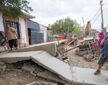 Dramática noche en Comodoro Rivadavia: un deslizamiento de tierras destruyó calles y casas