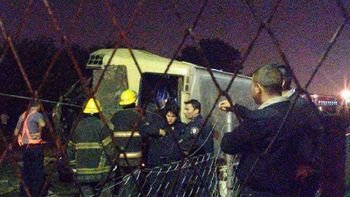 un tren embistio un transporte escolar y murio el conductor un tren embistio un transporte escolar y murio el conductor