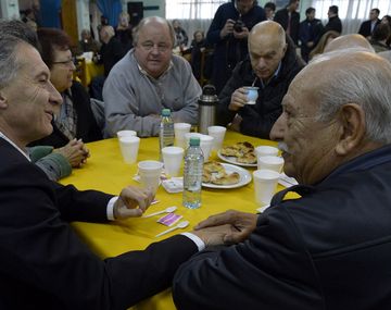 El Presidente Macri en campaña con jubilados