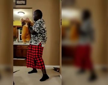 Le pidieron que alce a su bebé y recreó una escena famosa de El rey león