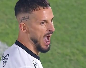 Tensión en Olimpia: Darío Benedetto se cruzó feo con un compañero en pleno partido ante Vélez