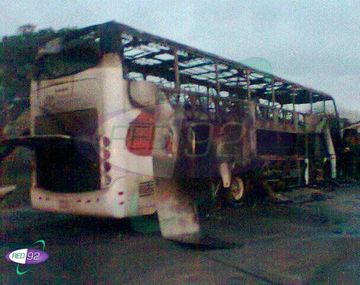 Pánico en La Plata por el incendio de un micro de larga distancia
