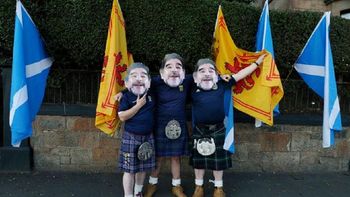 para cargar a los ingleses, escoceses se disfrazaron de maradona para cargar a los ingleses, escoceses se disfrazaron de maradona