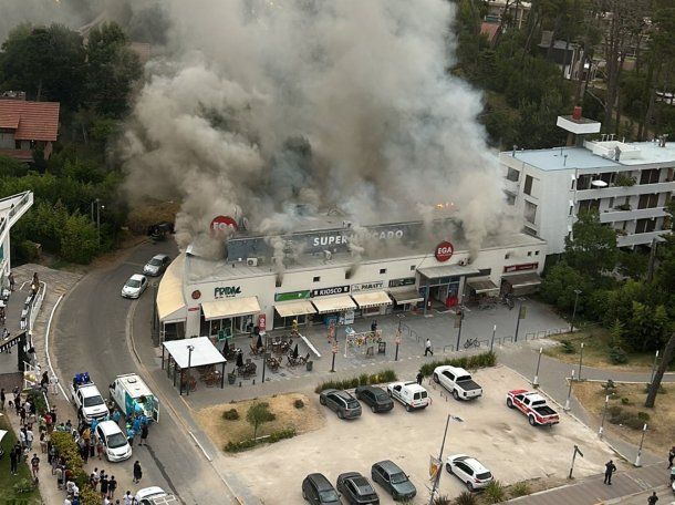 Voraz incendio en un supermercado de Pinamar: bomberos trabajan en el lugar